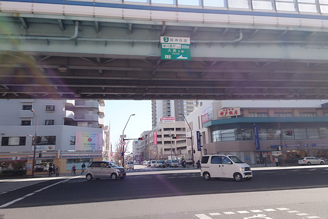 しばらく進み、阪神高速を越えてさらに直進