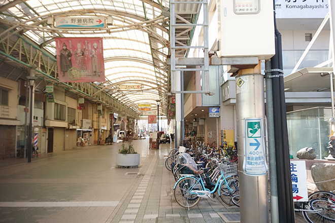 駒ヶ林駅の横の「ろっけんみち商店街」を右へ